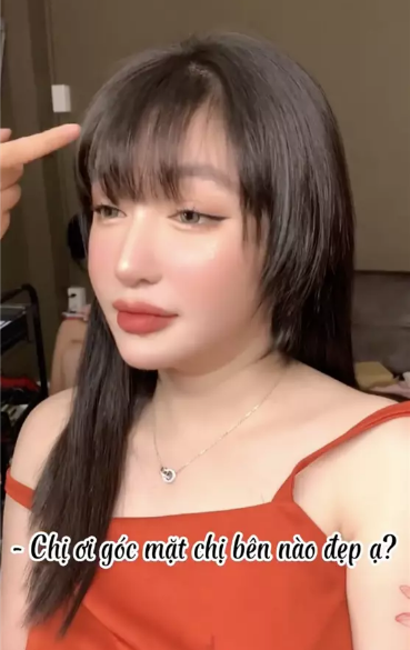 Nếu như không phải còn hình xăm ở bắp tay thì có lẽ nhiều người còn tưởng nhầm đây là Elly Trần nhờ nam nhân viên nào đóng giả mình trước khi trang điểm cho nó "khác bọt".