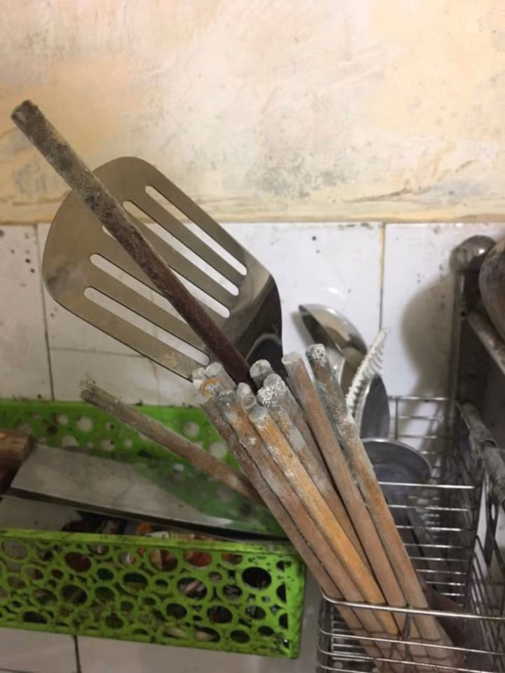 Hành trình đi xe từ quê nhà trở lại thành phố đã mệt, nhưng vẫn chưa thấm vào đâu khi bước vào phòng trọ và nhìn thấy đồ ăn, đồ dùng nhà bếp mốc meo như thế này. Ảnh: Tổng hợp Facebook