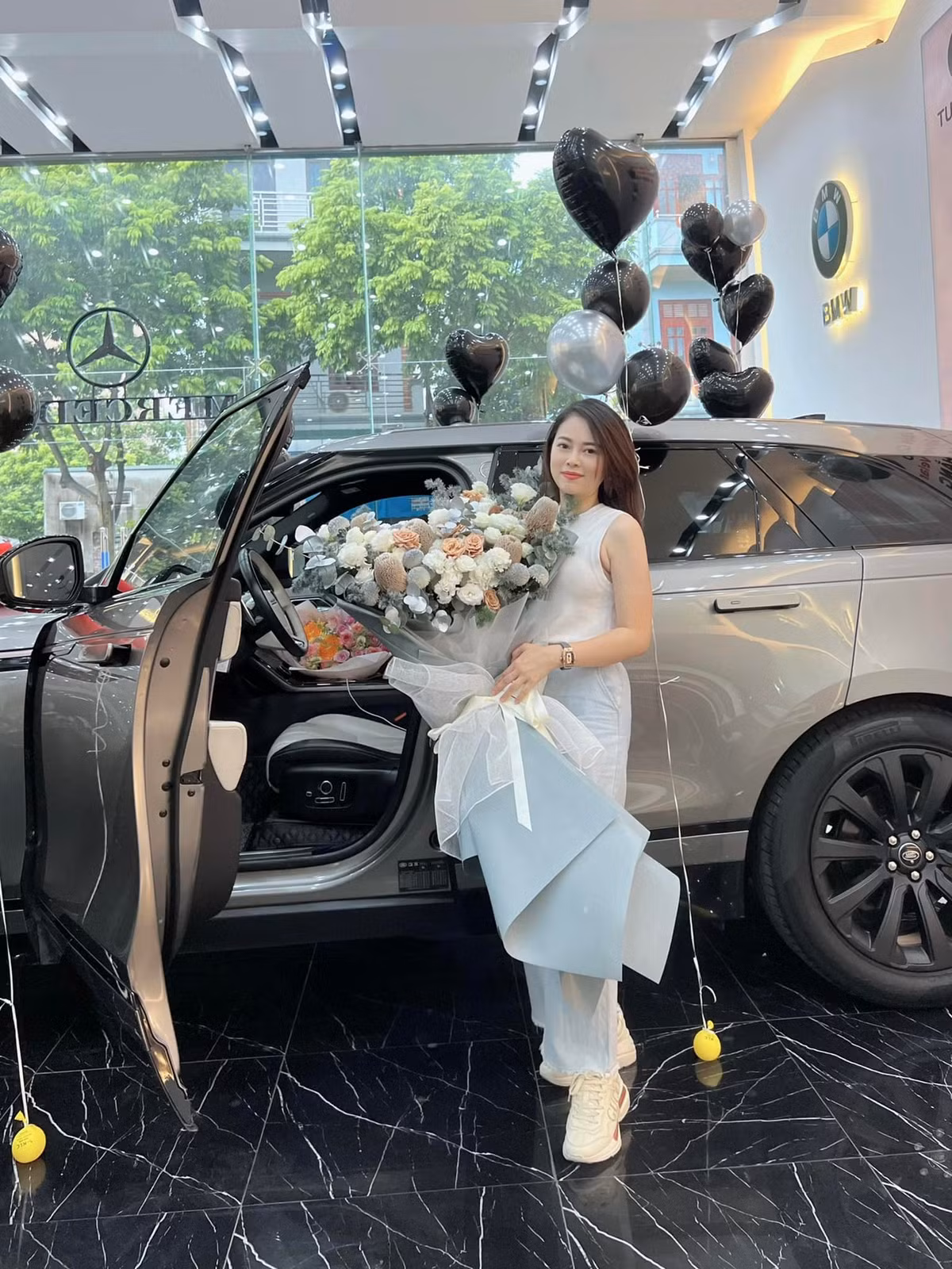 "Đi chơi tít quá, lâu quá cả tháng mới về nhận xe", bà mẹ nổi tiếng hào hứng chia sẻ.