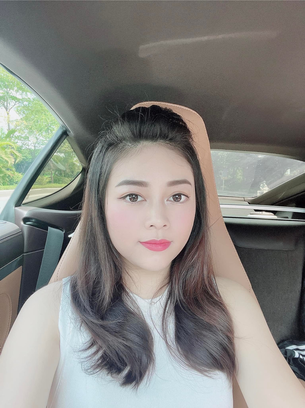 Trước đó Hằng "Túi" đã có trong tay nhiều xế hộp đắt đỏ khác, có lẽ vì nhờ tài kinh doanh giỏi nên cô liên tiếp đầu tư vào hàng hiệu, siêu xe, bất động sản dễ như ăn kẹo.