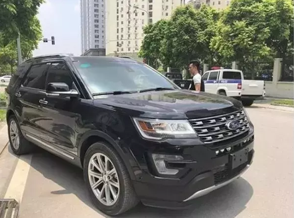 Chiếc Ford Explorer có giá hơn 2 tỷ, được Hằng "Túi" mua cách đây khoảng 4 năm.