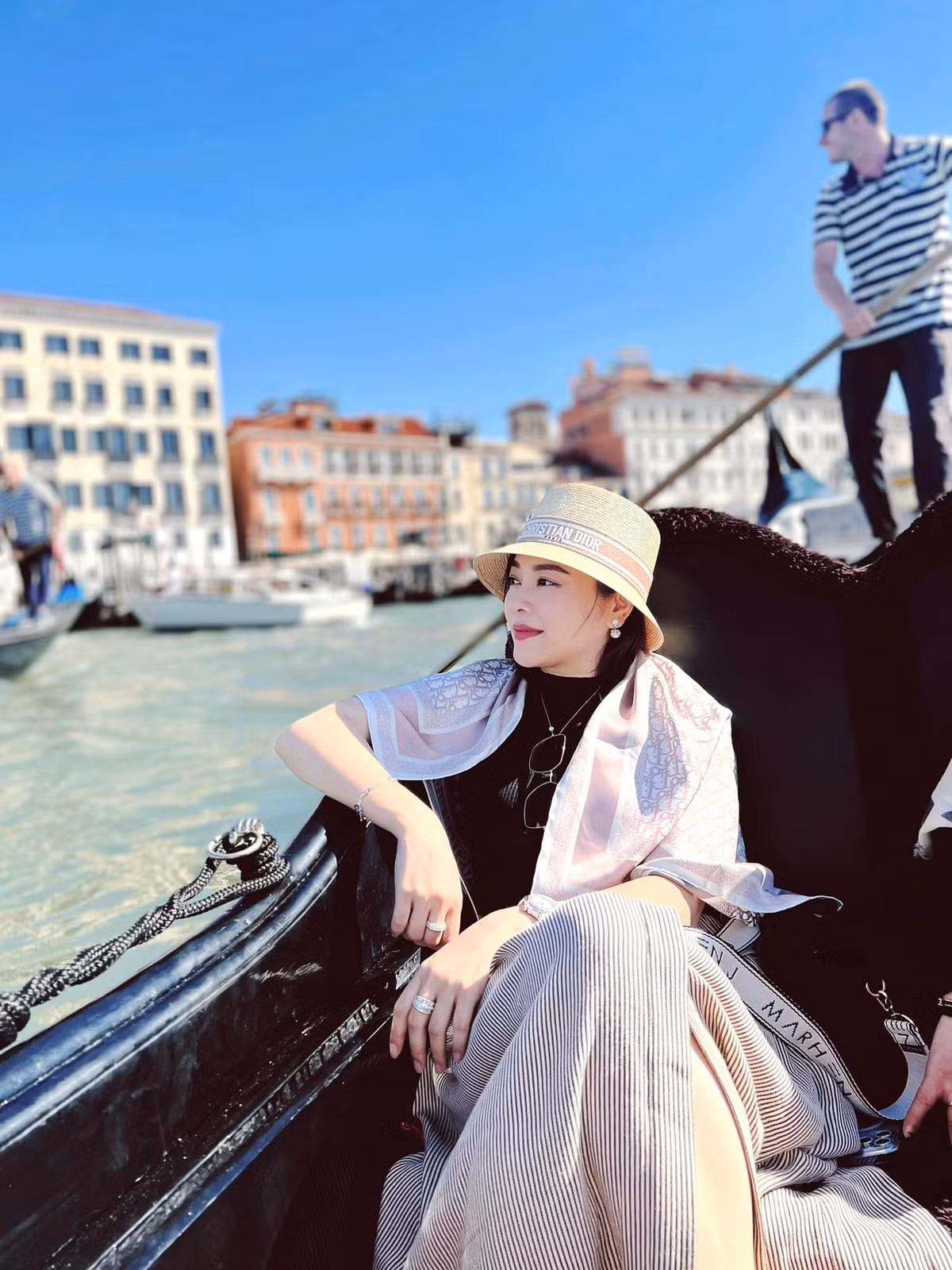 Nhờ tài kinh doanh giỏi nên hot mom này liên tục gây choáng khi sở hữu tài sản hàng khủng, sắm hàng hiệu, siêu xe liên tục khiến netizen hoa mắt.