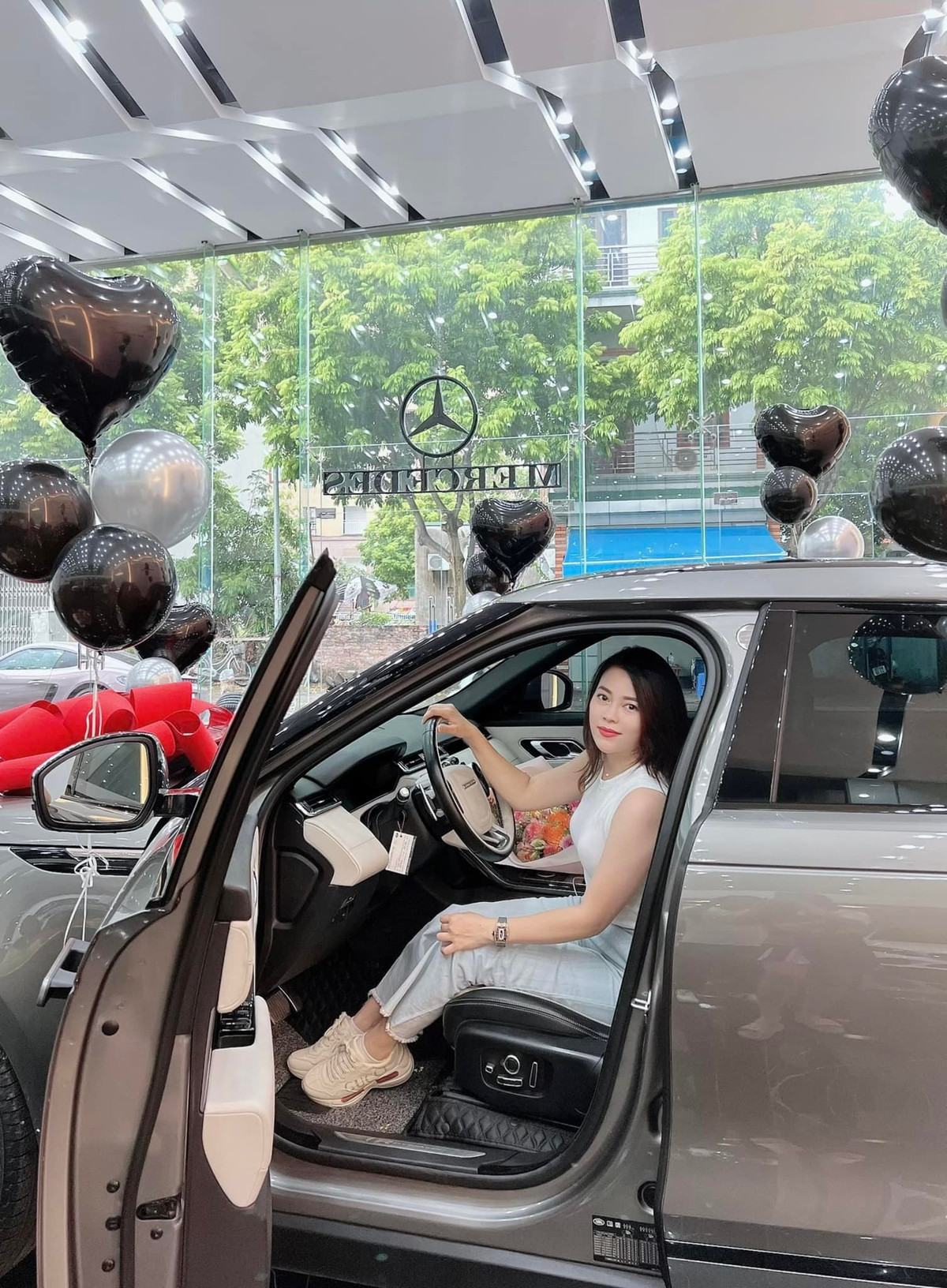 Được biết chiếc xế hộp Hằng "Túi" mới nhận thuộc dòng Range Rover Velar, có giá trên thị trường trên 4 tỷ đồng.