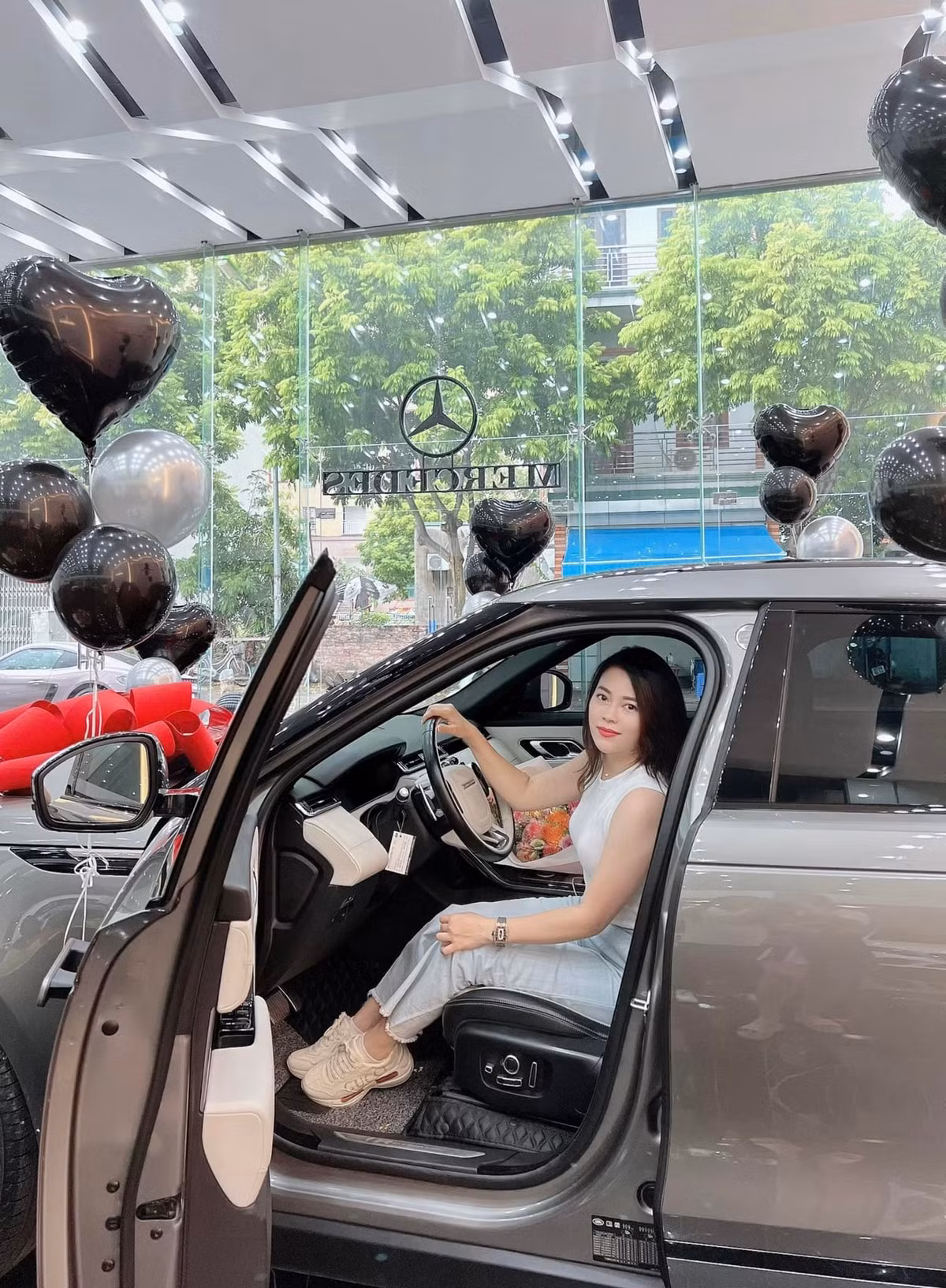 Được biết chiếc xế hộp Hằng "Túi" mới nhận thuộc dòng Range Rover Velar, có giá trên thị trường trên 4 tỷ đồng.