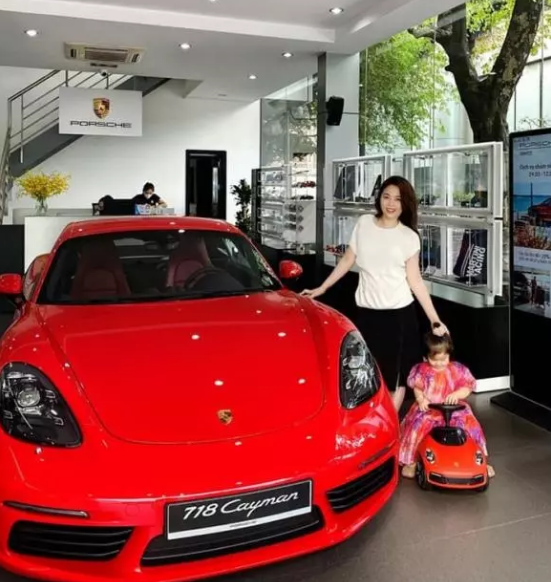 Hiện tại cô nổi tiếng trên mạng xã hội là hot mom đông con lại kiếm tiền giỏi.