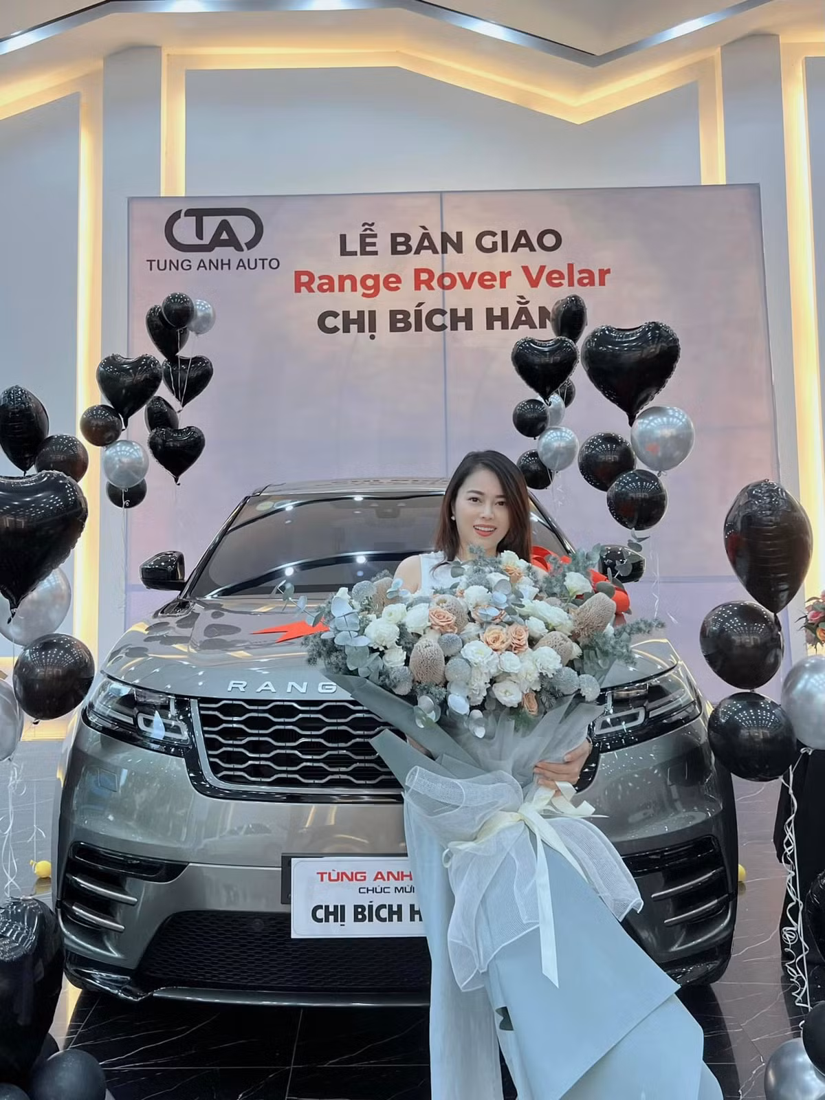 Vừa mới đây, hot mom Hằng "Túi" khiến ai nấy trầm trồ khoe nhận siêu xe mới ngay khi vừa kết thúc chuyến du lịch châu Âu trở về.