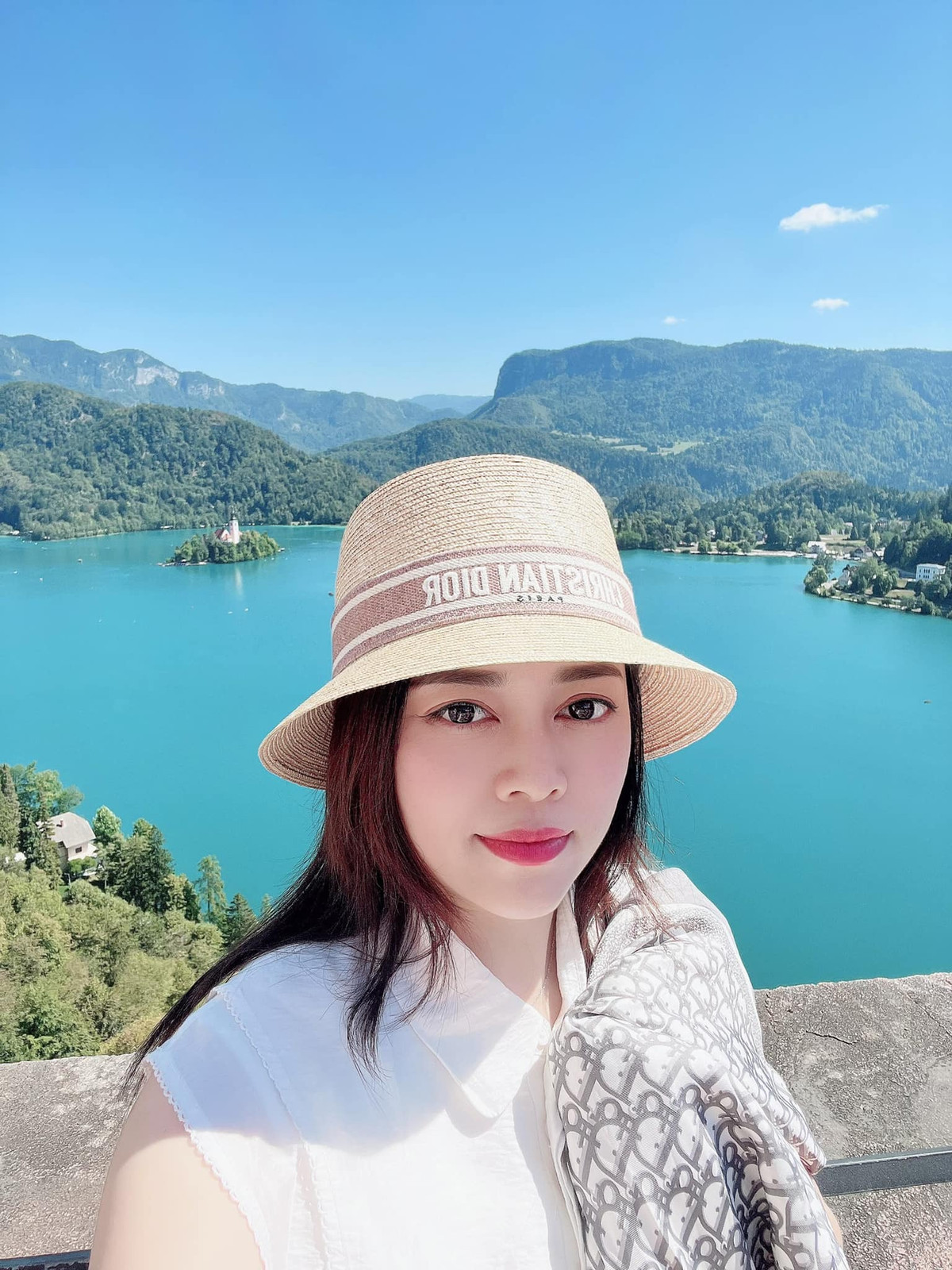 Dù không hoạt động nghệ thuật nhưng Hằng "Túi" vẫn luôn nhận được sự quan tâm.