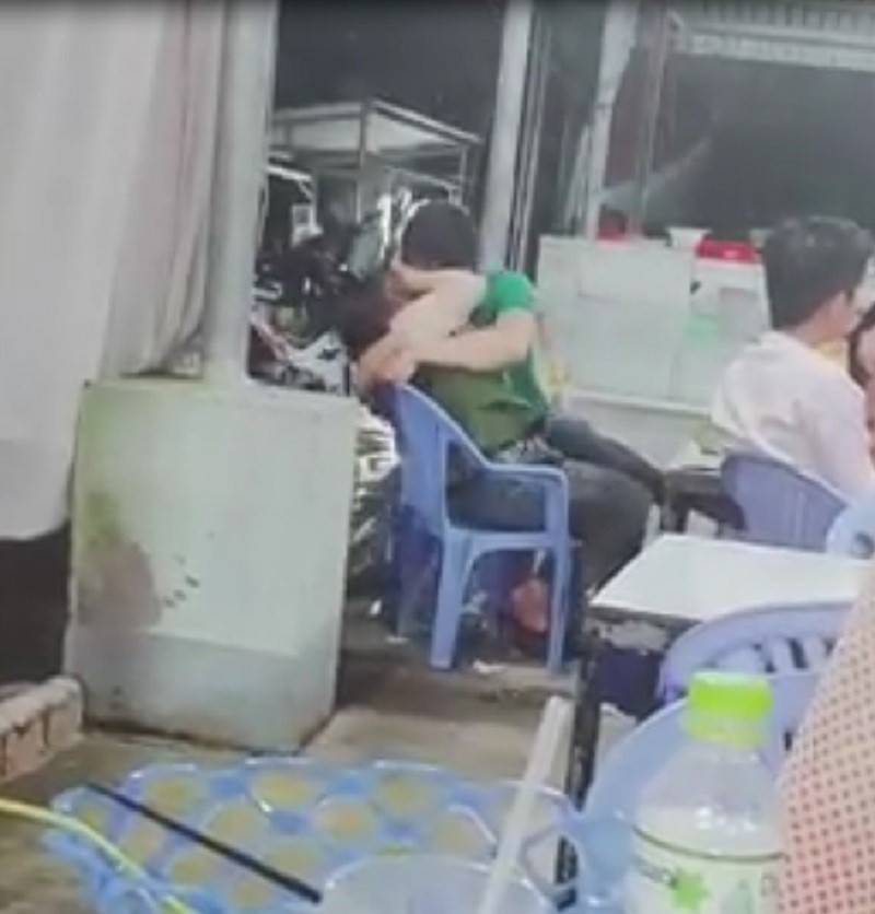 Gây phản cảm hơn chính là hành động nam thanh niên đè hẳn bạn nữ ra ghế để thể hiện tình cảm thái quá. Ảnh: Tổng hợp