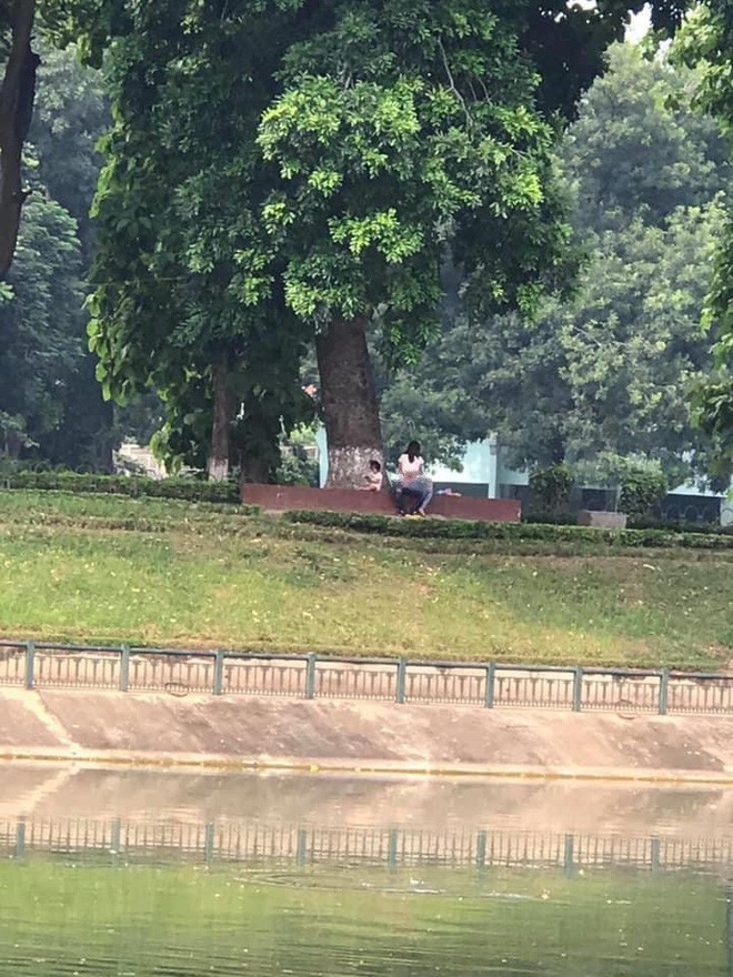 Trường hợp một cặp nam nữ đang có hành động diễn cảnh nóng nơi công cộng, cụ thể ở trong công viên diễn ra vào tháng 8/2020 đã khiến cộng đồng mạng hết sức bức xúc.