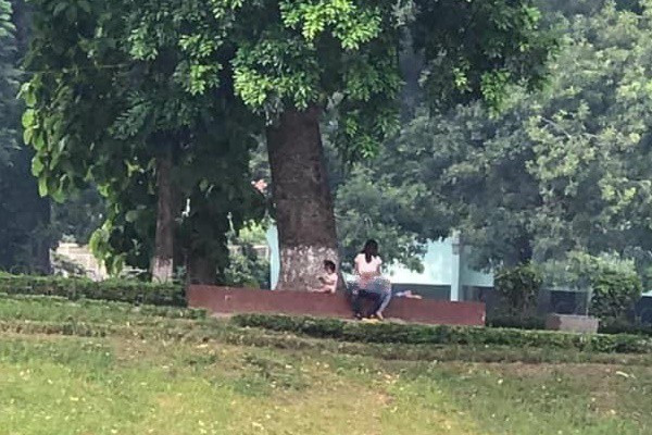 Cặp đôi vô tư thể hiện nhiều hành động nhạy cảm dù bên trong đang có một đứa trẻ.