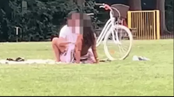 Hầu như tất cả những người có mặt ở công viên đều có thể nhìn thấy hành vi không đẹp của cặp đôi.