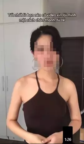 Trong ảnh, cô gái mặc một chiếc áo với phần lưng gần như hở hết, chỉ có những chiếc dây áo bé tí.