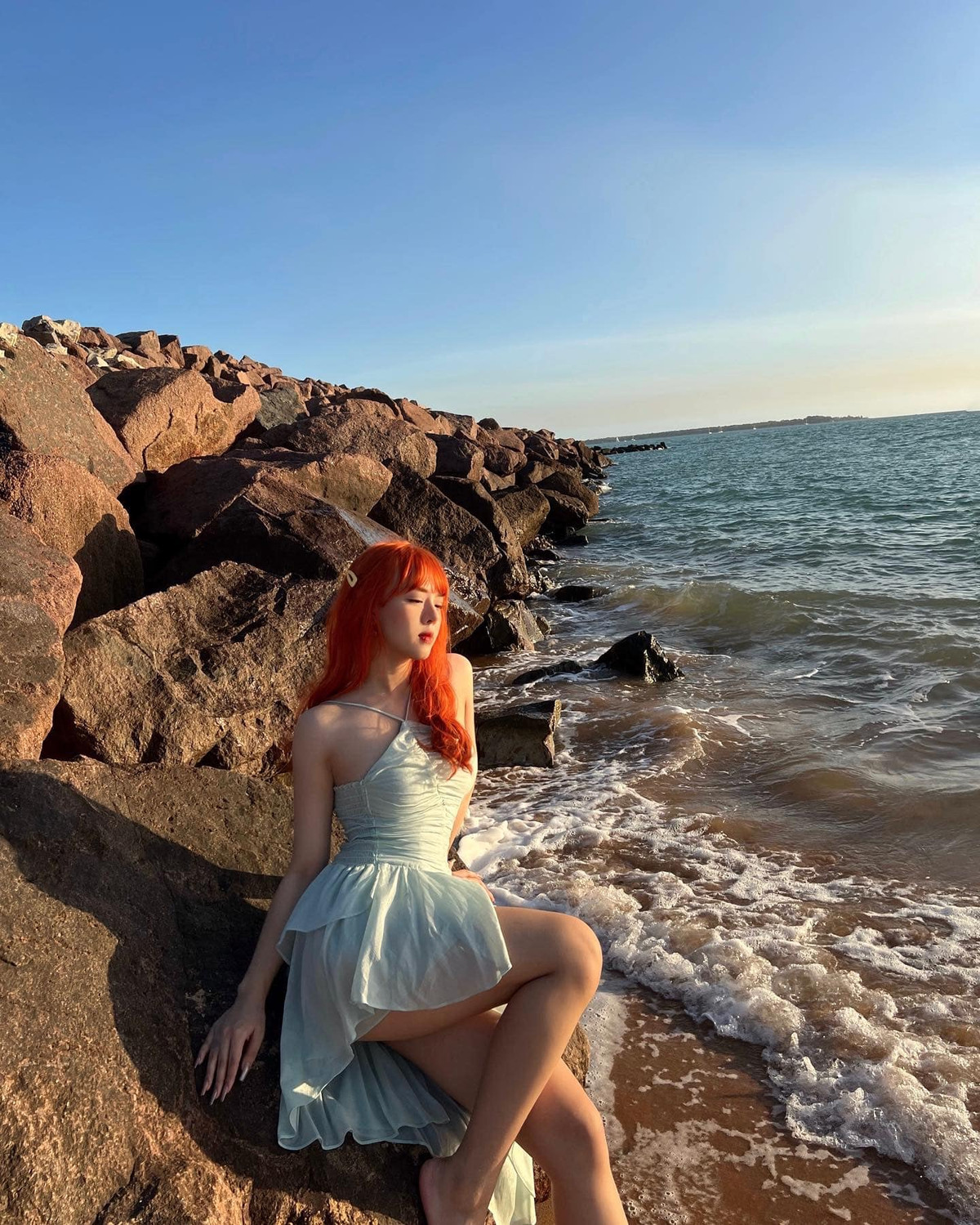 Kèm theo hình ảnh tạo dáng gợi cảm, Ngô Thảo Trang còn đính kém dòng caption đậm "mùi thính": "Ở đây có tiên cá mắc cạn. Ai đấy cứu với!".