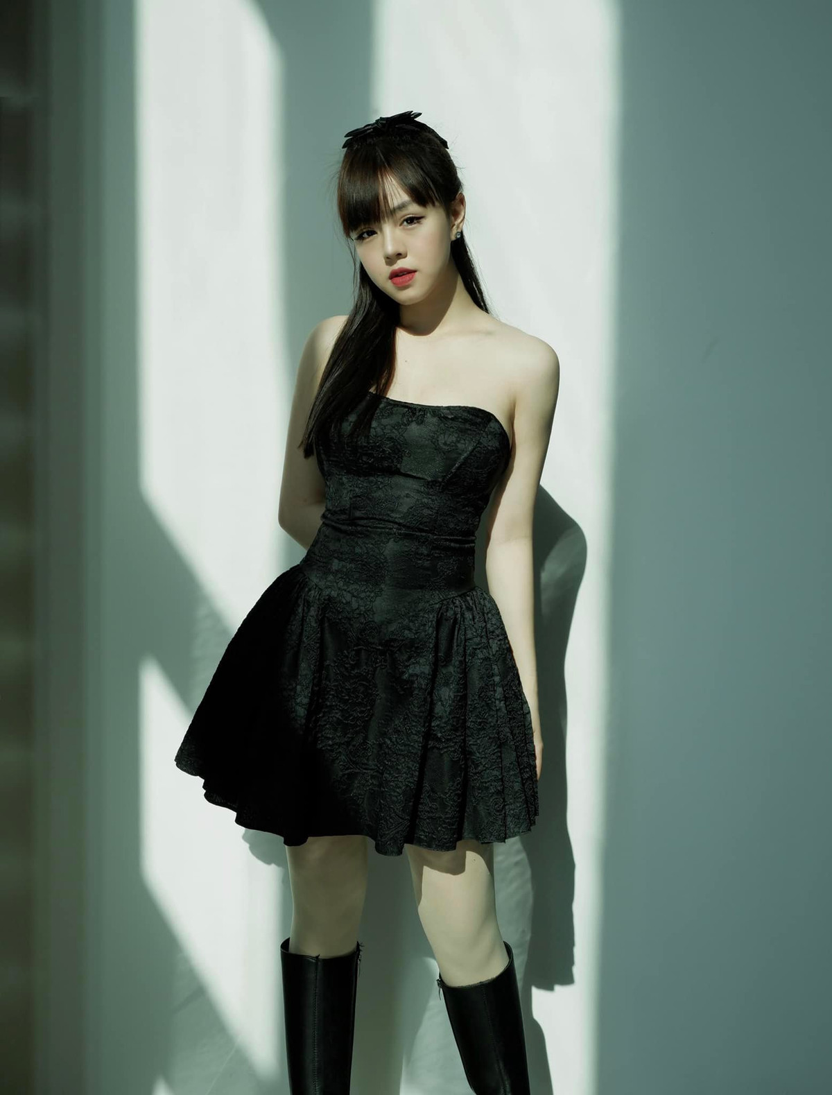 Cô nàng đã tốt nghiệp khoa Luật của trường đại học Quốc gia Hà Nội và có kinh nghiệm làm MC hơn 3 năm.