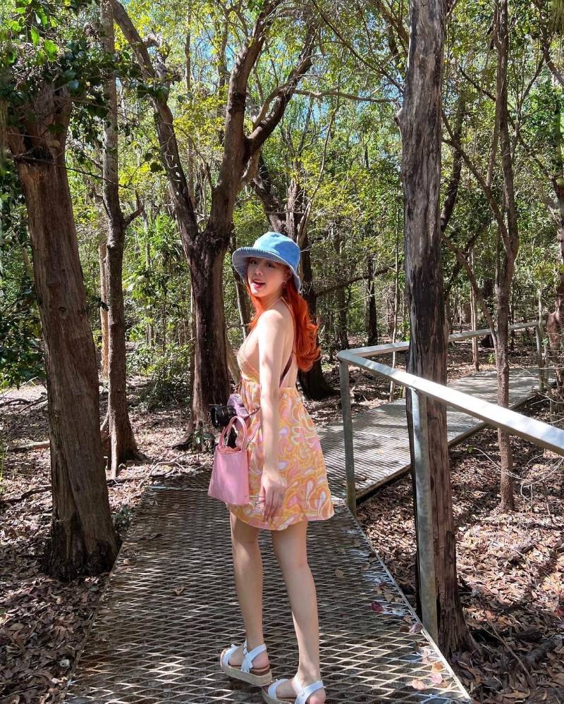 Không chỉ có lối dẫn lôi cuốn, nữ MC 9x còn khiến người nhìn không thể rời mắt với gu thời trang nữ tính nhưng không kém phần nóng bỏng.