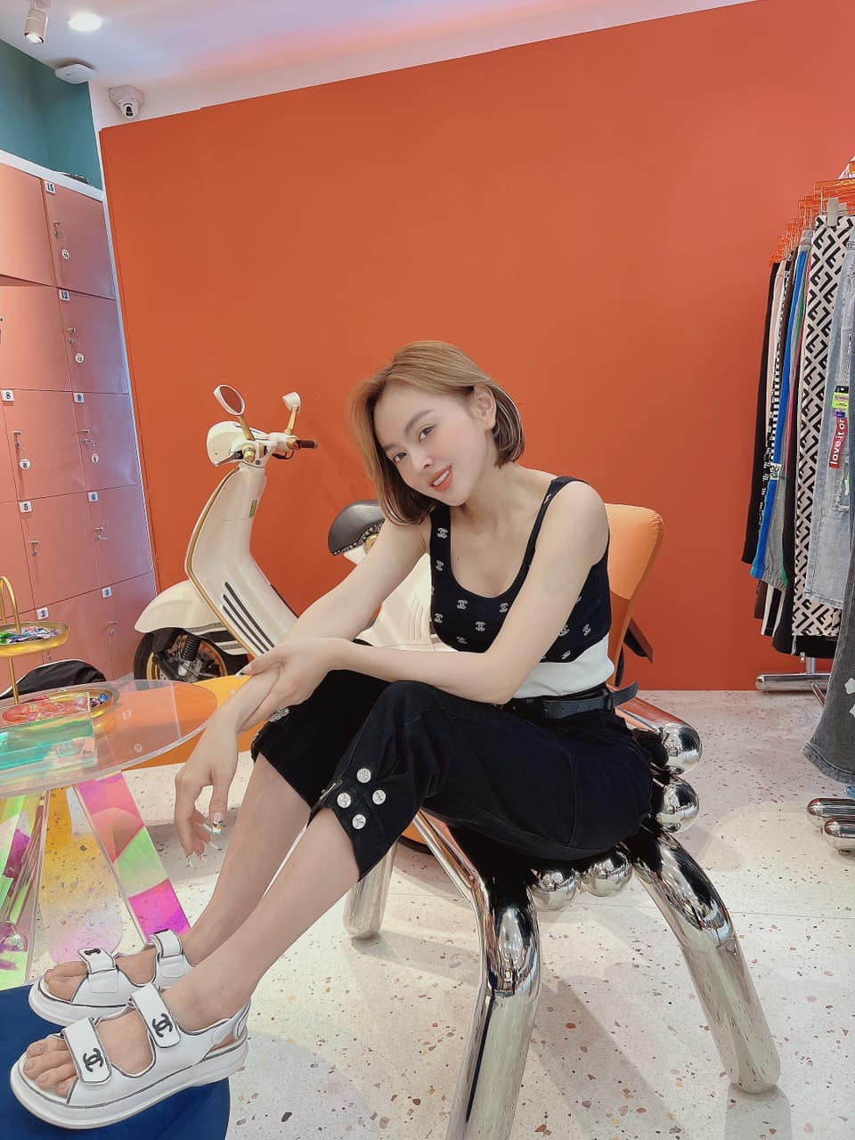 Trang Nemo còn nổi tiếng khi là hot girl bán hàng online, cô nàng sở hữu gương mặt xinh đẹp, body nuột nà cùng với gu thời trang năng động, nhưng không kém phần gợi cảm.