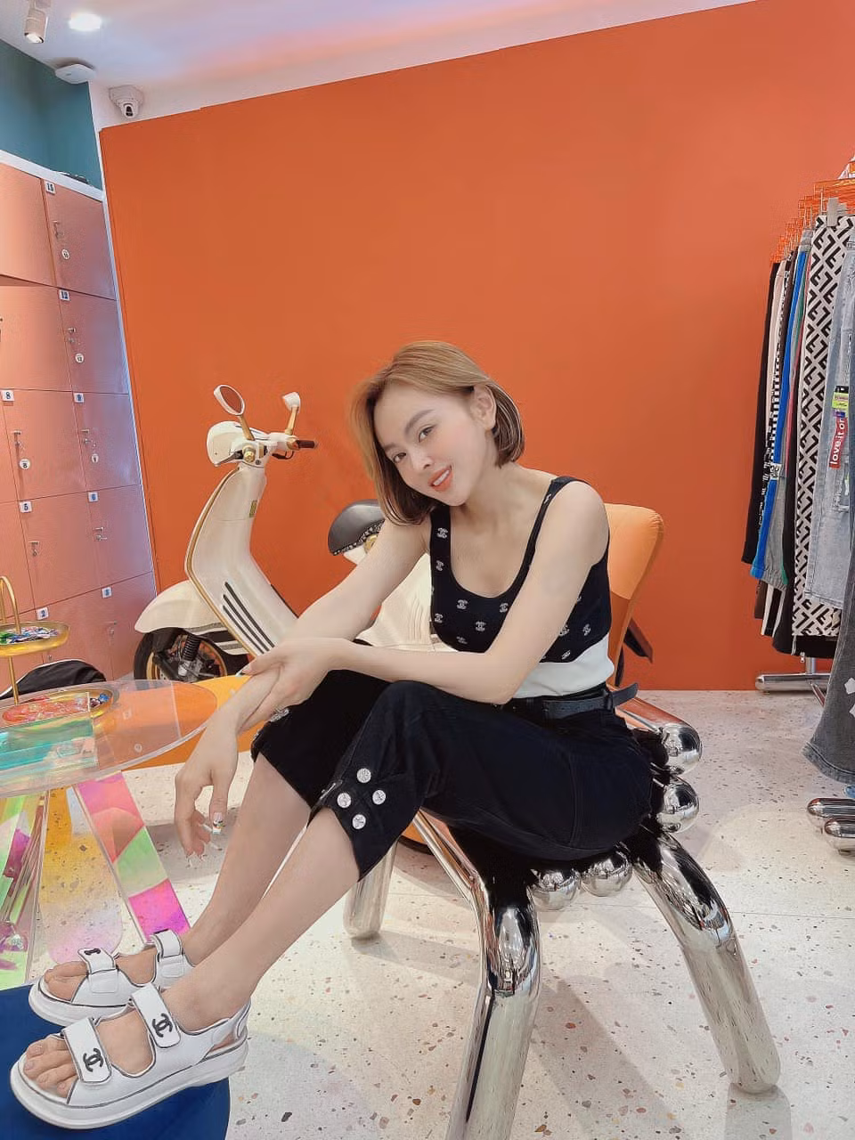 Trang Nemo còn nổi tiếng khi là hot girl bán hàng online, cô nàng sở hữu gương mặt xinh đẹp, body nuột nà cùng với gu thời trang năng động, nhưng không kém phần gợi cảm.