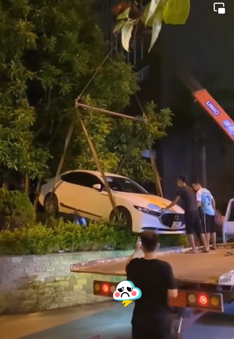 Đỗ xe chắn cửa, tài xế gặp chủ nhà "lầy" thuê người đi giấu Do xe chan cua, tai xe gap chu nha