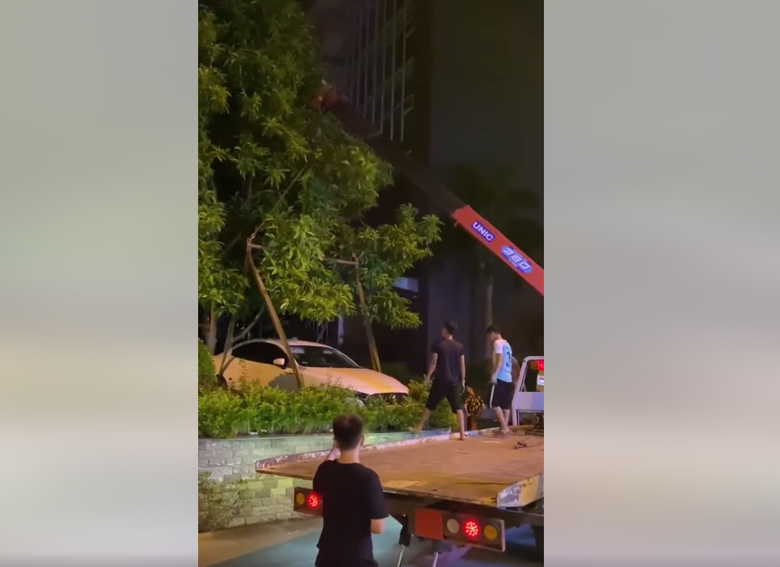 Nhiều người còn cho rằng, trường hợp này chủ nhà cũng phải chi ra vài triệu đồng để thuê xe chứ không phải ít. Ảnh: Cắt ra từ clip