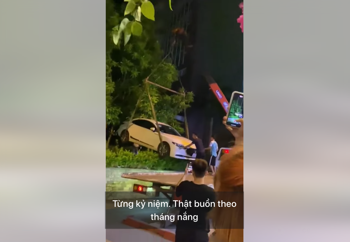 Theo clip, lúc này cũng có rất nhiều người đang dứng quay video, còn chủ xe đỗ xe ngang ngược này thì không biết đang ở đâu. Ảnh: Cắt ra từ clip