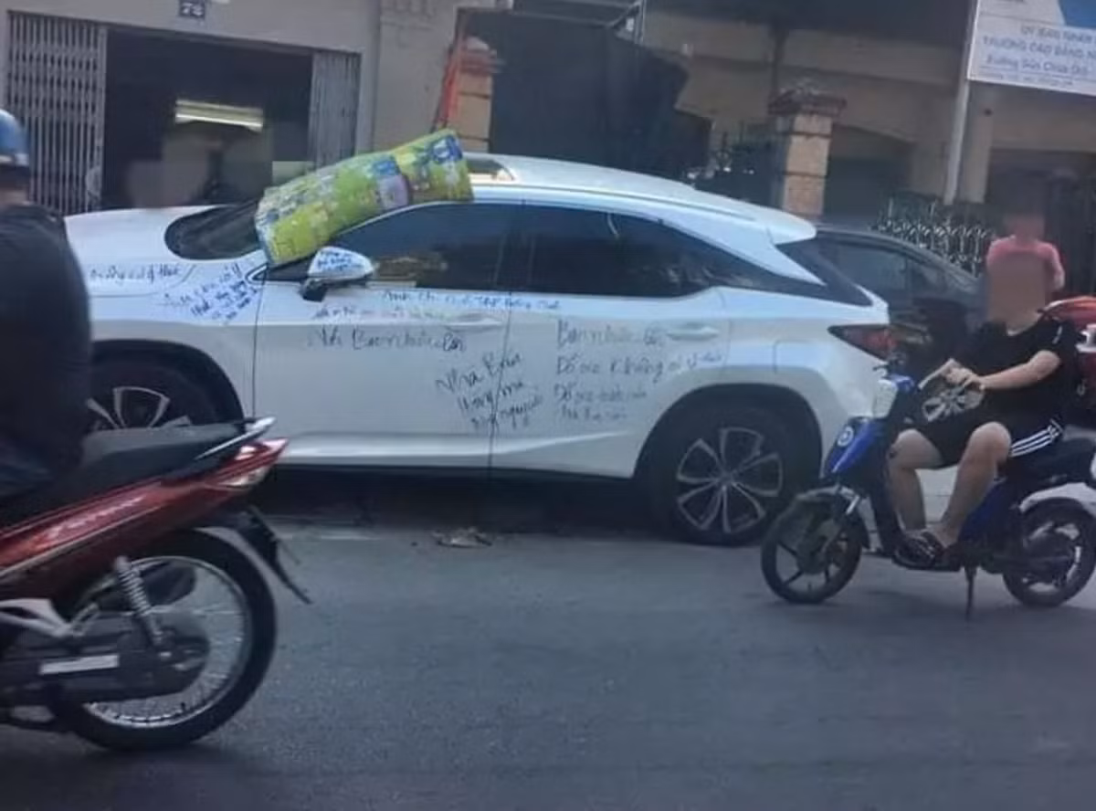 Hay chiếc Lexus RX350 bị viết chữ chi chít lên xe vì chắn trước cửa một nhà dân kinh doanh tạp hoá ở Kiến An, Hải Phòng. Ảnh: Tổng hợp
