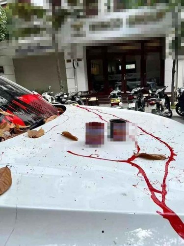 Trước đó, một chiếc xe màu trắng bị tạt sơn loang lổ ngay khi đỗ xe trước cửa nhà.