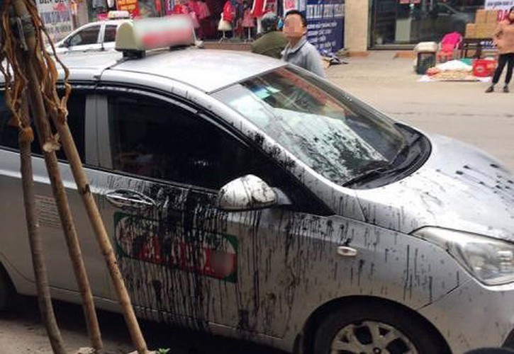 Ngoài sơn thì chủ xe taxi này còn nhận phải chất bẩn khác.