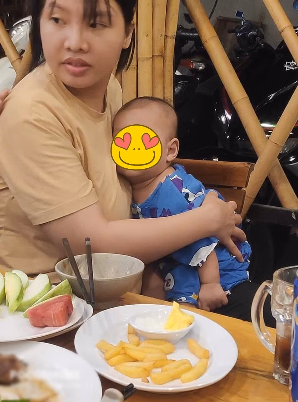 Sau khi chia tay chồng cũ và kết hôn với người chồng hiện tại, hiện tượng mạng này đã sinh được một bé trai kháu khỉnh, dễ thương.