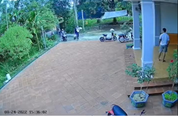 Tuy nhiên, khác với hình ảnh xúc động thường thấy trong video trên mạng, chàng thanh niên này lại nhận cái kết “đắng” khi bị mẹ dùng gậy đuổi chạy khắp sân.