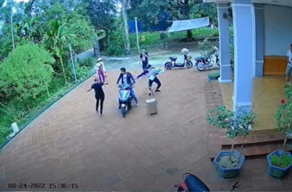 Cụ thể người này về nước tuy không báo với gia đình nhưng có sự hỗ trợ từ bạn bè. Lúc về tới nhà, anh mua bó hoa thật to nhờ bạn giữ giúp, đồng thời một bạn khác kéo vali.