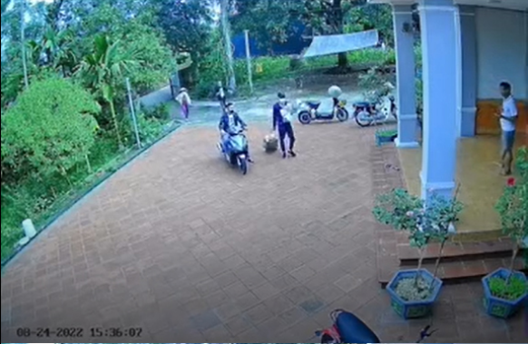 Bí mật về thăm nhà, du học sinh Nhật bị mẹ đuổi khắp sân Bi mat ve tham nha, du hoc sinh Nhat bi me duoi khap san