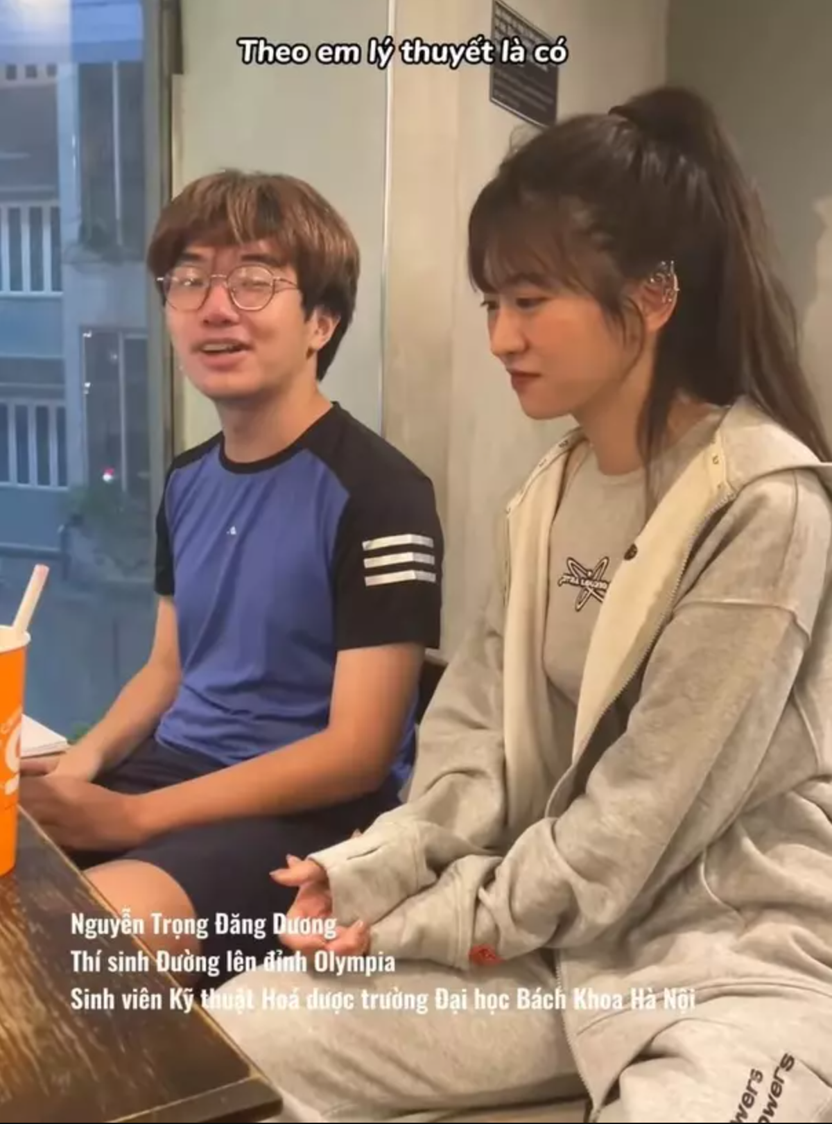 Ngoài ra nữ TikToker tiếp tục gặp mặt thí sinh "Đường Lên Đỉnh Olympia" Nguyễn Trọng Đăng Dương. Anh chàng này chứng minh kiến thức của Lê Bống không hoàn toàn sai, chỉ có một chút sai sót về cách sắp xếp từ nên khiến nhiều người hiểu lầm.
