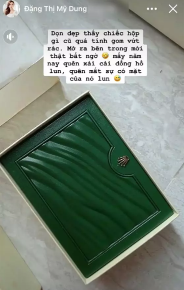 "Dọn dẹp thấy chiếc hộp gì cũ quá tính gom vứt rác. Mở ra bên trong mới thật bất ngờ. Mấy năm nay quên xài cái đồng hồ luôn, quên mất sự có mặt của nó luôn", cô chia sẻ.