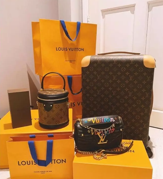 Người đẹp từng khoe một chiếc đồng hồ đỏ nạm kim cương, được cho là có giá lên tới 1,7 tỷ đồng hay BST 7 chiếc túi Dior của cô có giá gần 100 triệu đồng/chiếc.