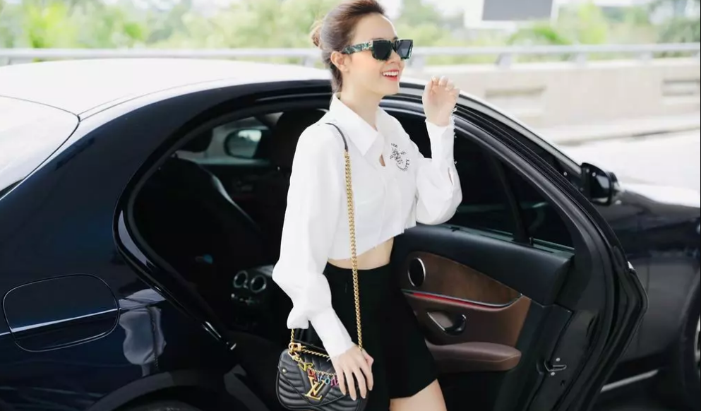 Ngoài nhà đất hay xe hơi tiền tỷ, cô nàng cũng có niềm đam mê vung tiền cho đồ hiệu, khi sở hữu hàng loạt món đồ hiệu đắt giá đến từ những thương hiệu thời trang cao cấp nhất như Dior, Louis Vuitton, Chanel…