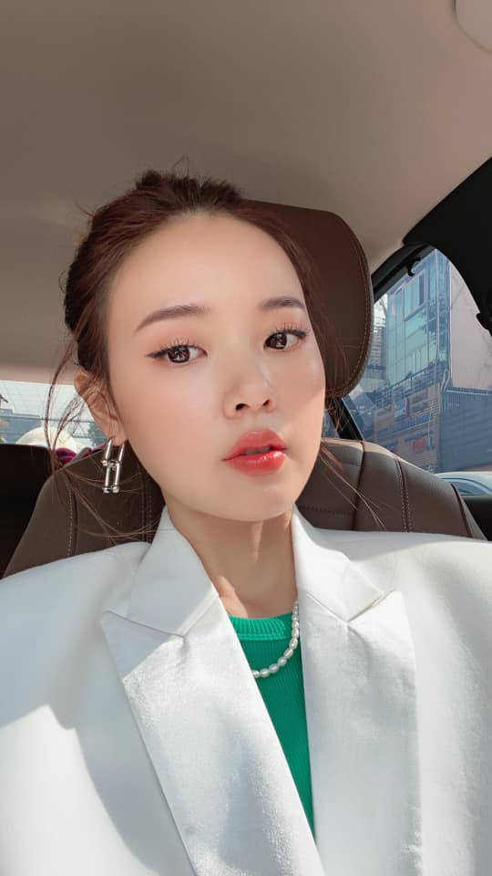 Midu xinh đẹp trong những outfit tưởng đơn giản nhưng có giá trị không nhỏ. Ảnh: Tổng hợp