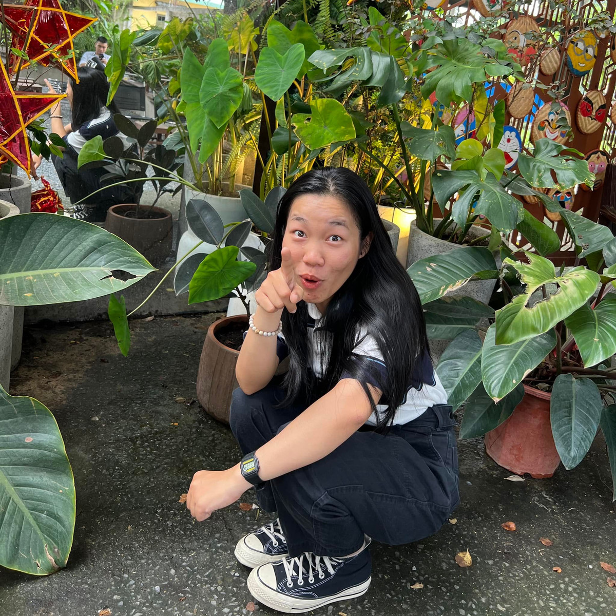 Chính Lê Thụy cũng thấy ngỡ ngàng với tạo hình lần này của mình. "Bất ngờ chưa? Chuyến này mà có lỡ đi lạc, ba mẹ nhớ in mấy tấm này mỗi hẻm dán 100 tấm giùm con nha".