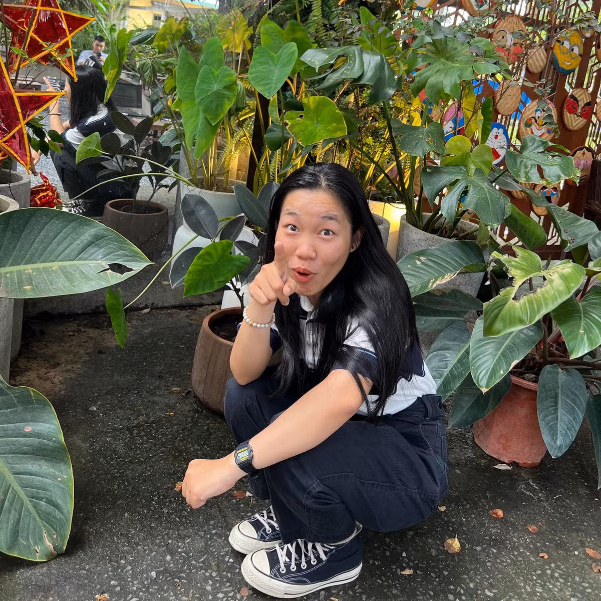 Chính Lê Thụy cũng thấy ngỡ ngàng với tạo hình lần này của mình. "Bất ngờ chưa? Chuyến này mà có lỡ đi lạc, ba mẹ nhớ in mấy tấm này mỗi hẻm dán 100 tấm giùm con nha".