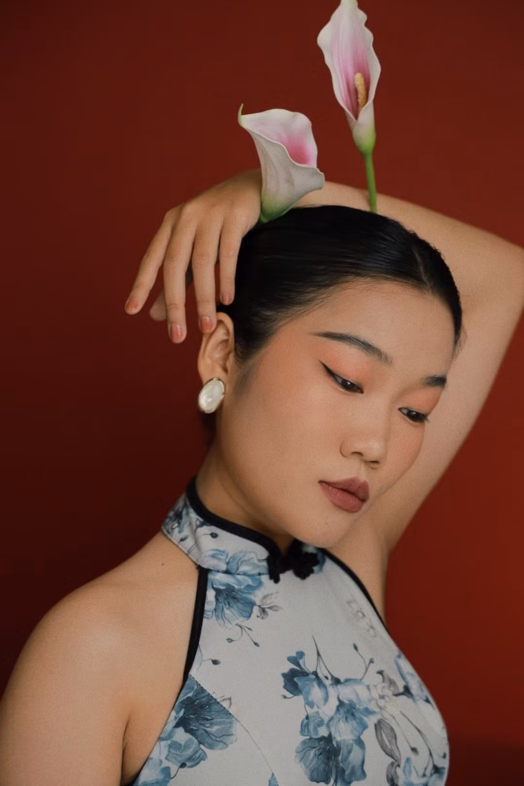 Trong hình, nữ TikToker bán nội y Lê Thụy mang phong cách cuốn hút và ma mị.