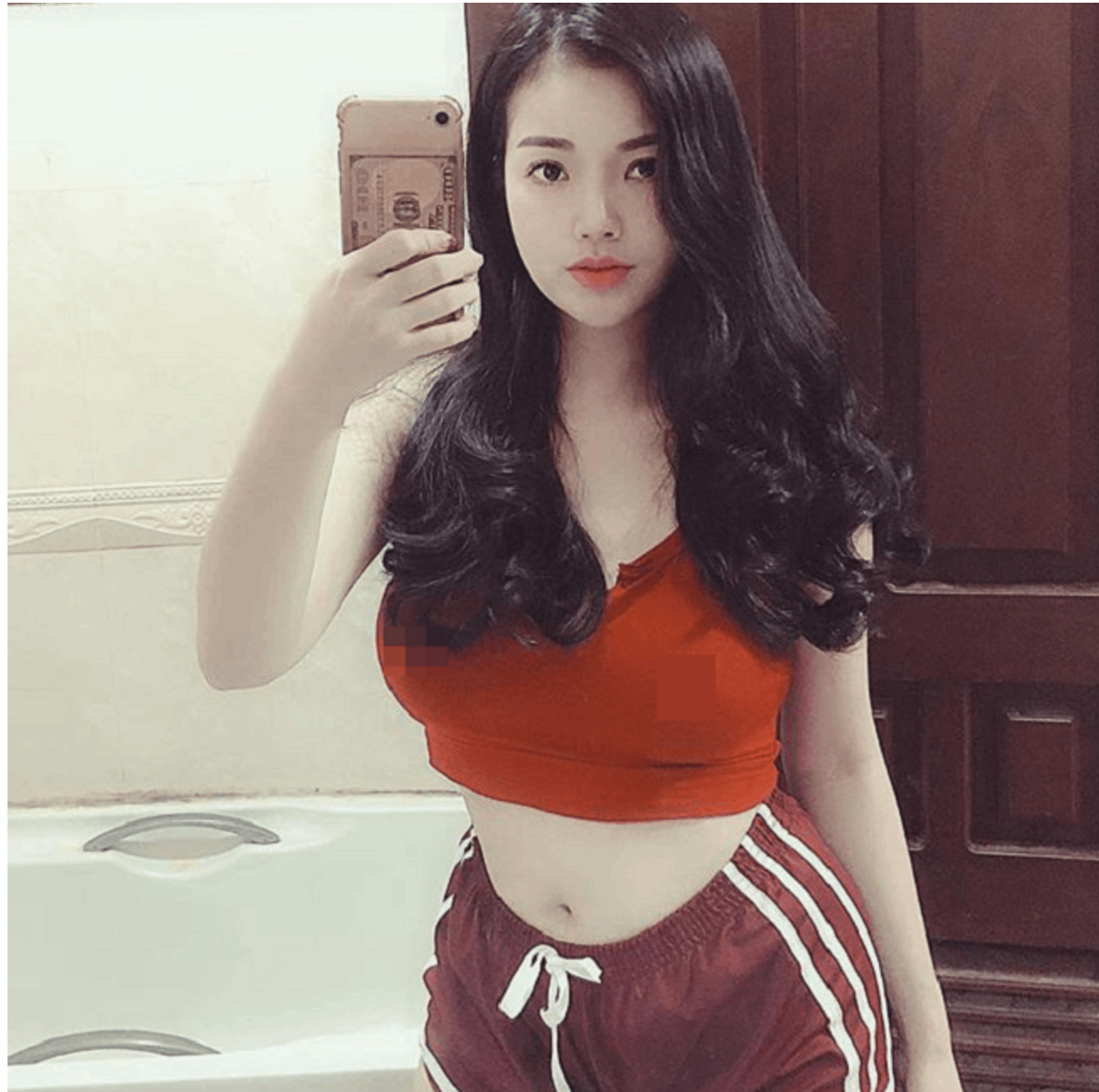 Với những item thời trang đơn giản nhưng Hồng Nhung vẫn trở nên nổi bật. Ảnh: IGNV