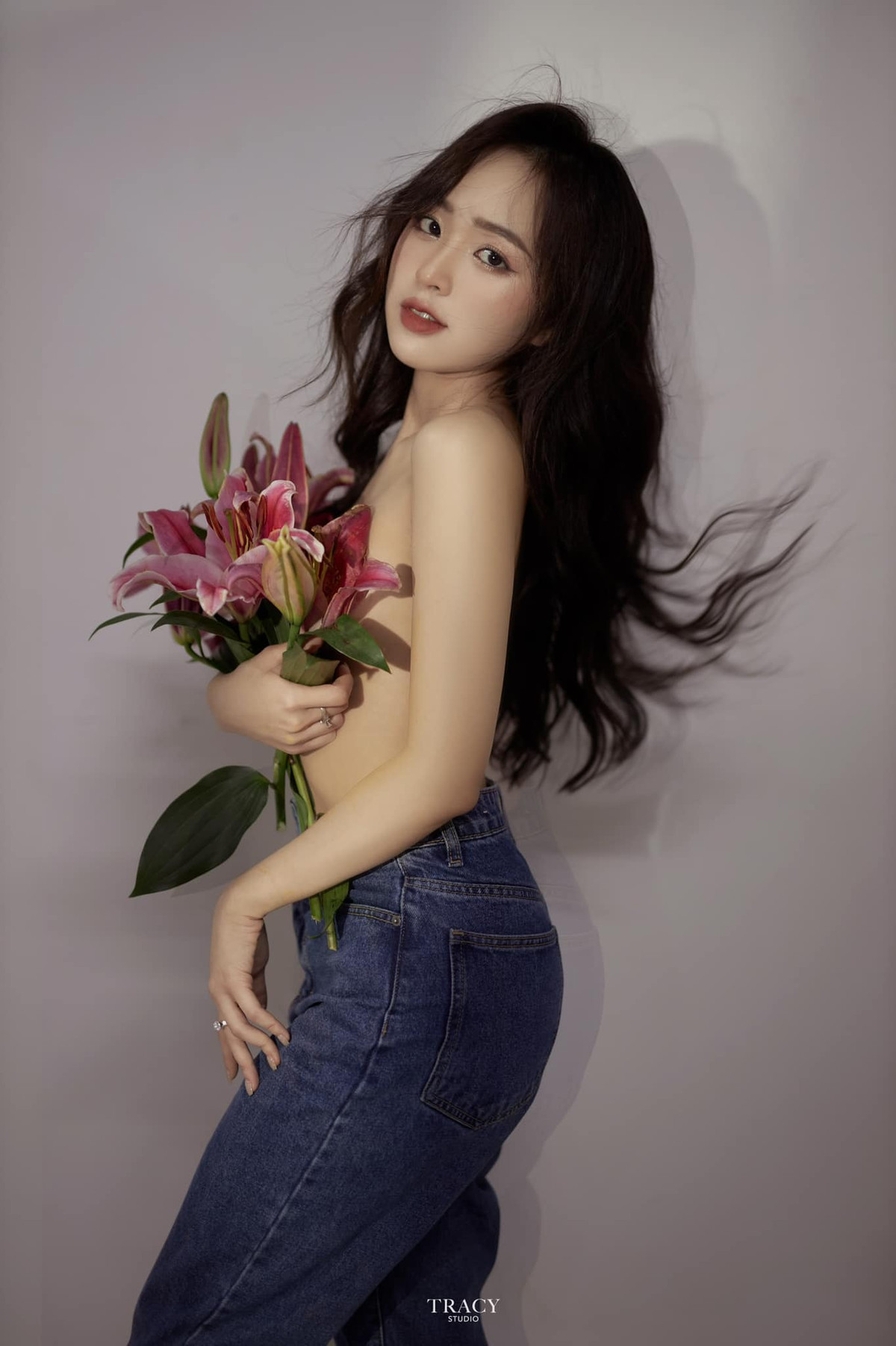 Dan hot girl gay chu y khi dien mot “khong phong ho” tren Instagram