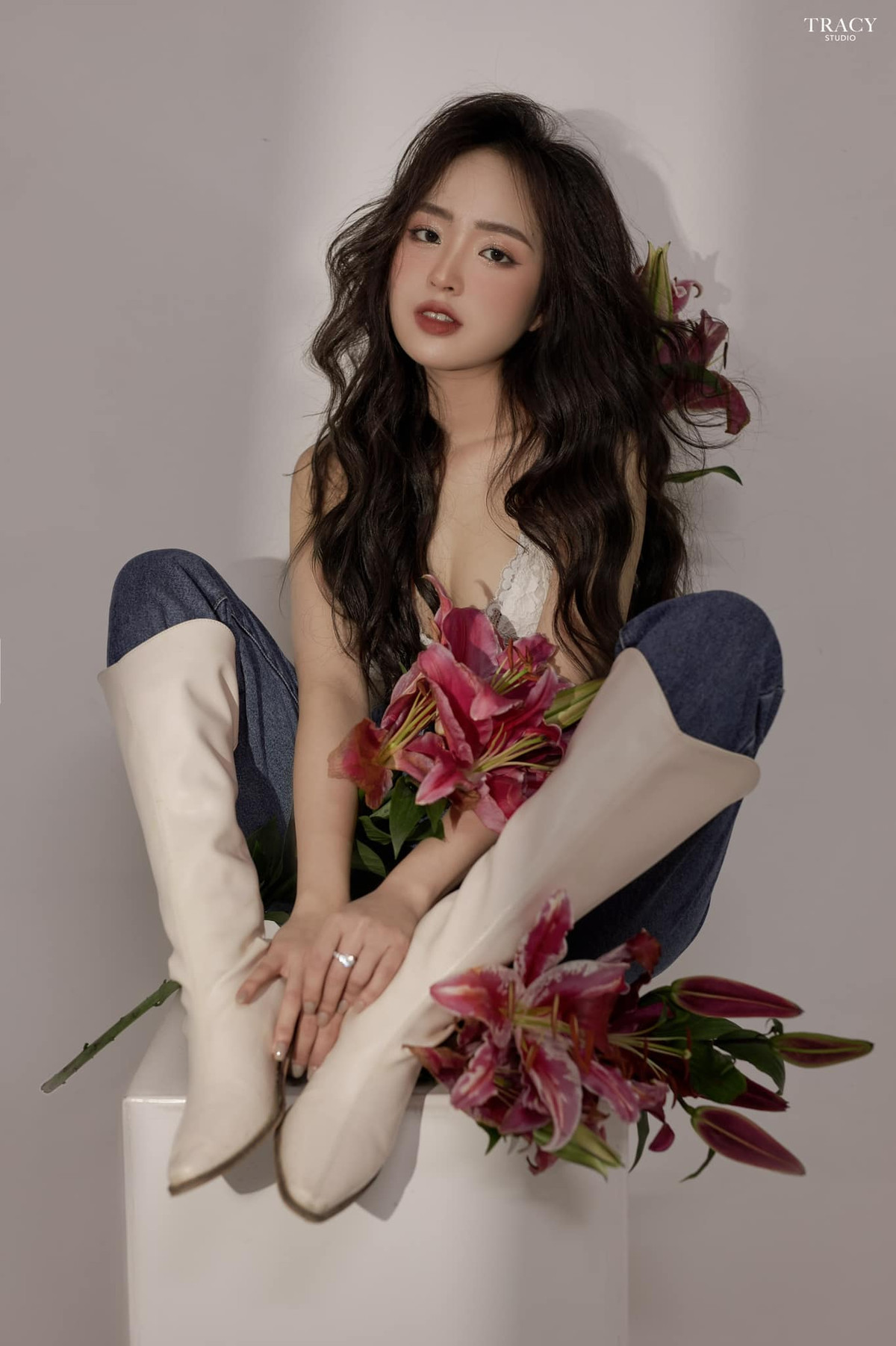 Phương Anh theo đuổi phong cách vừa gợi cảm vừa cá tính, năng động. Đó là lý do vì sao áo hở ngực là item thời trang được cô nàng ưa chuộng.