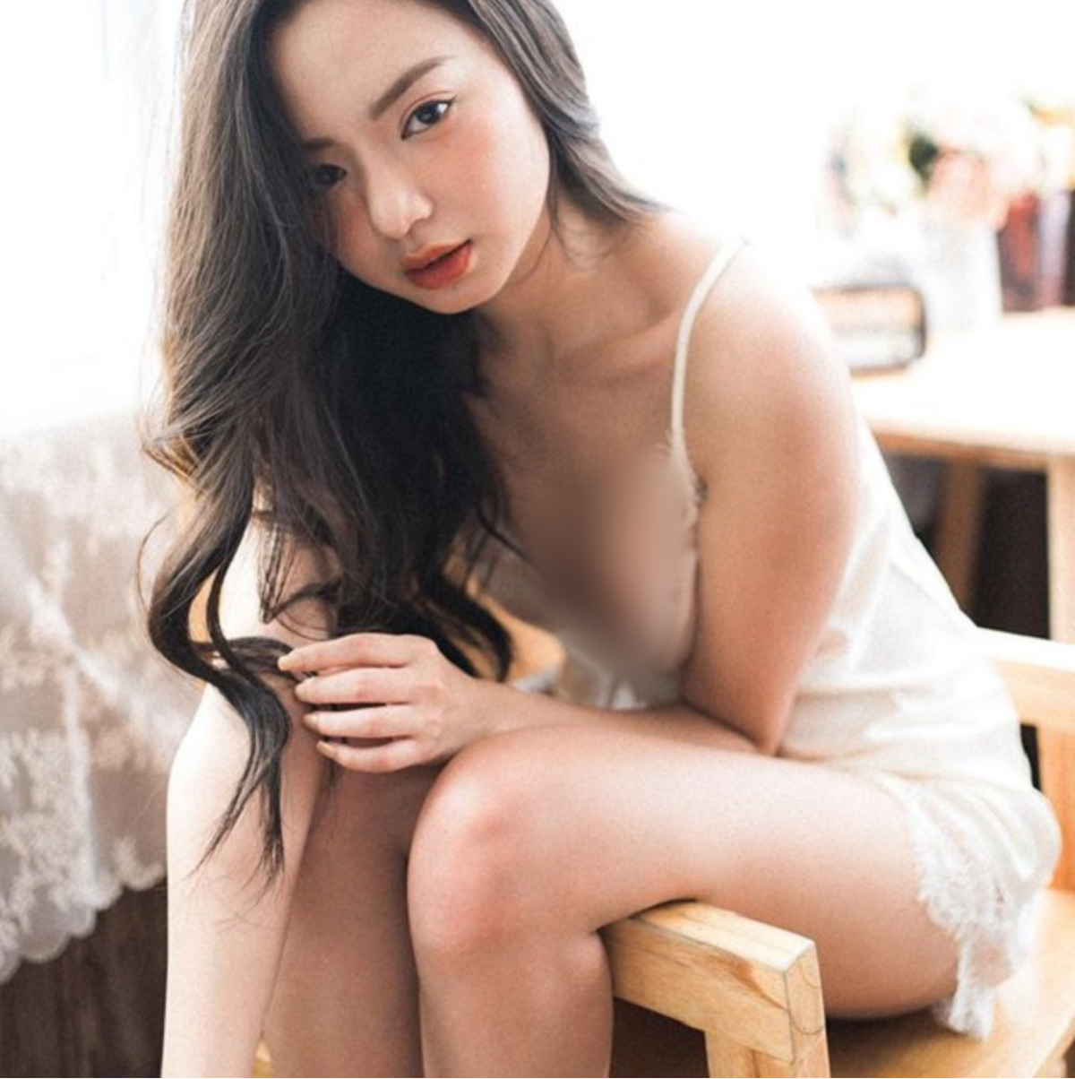 Hot girl Hải Phòng - Vũ Ngọc Kim Chi lại thích khoe dáng trong các thiết kế váy ngủ, nội y. Cô có kinh nghiệm làm người mẫu từ năm 19 tuổi. Kim Chi được khen khéo mặc thiết kế trang phục mỏng manh.