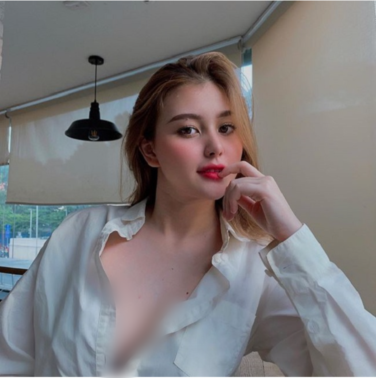 Dù đã làm mẹ thế nhưng hot girl lai này vẫn thường xuyên lên đồ táo bạo, dù thân hình có chút mũm mĩm lệch chuẩn.