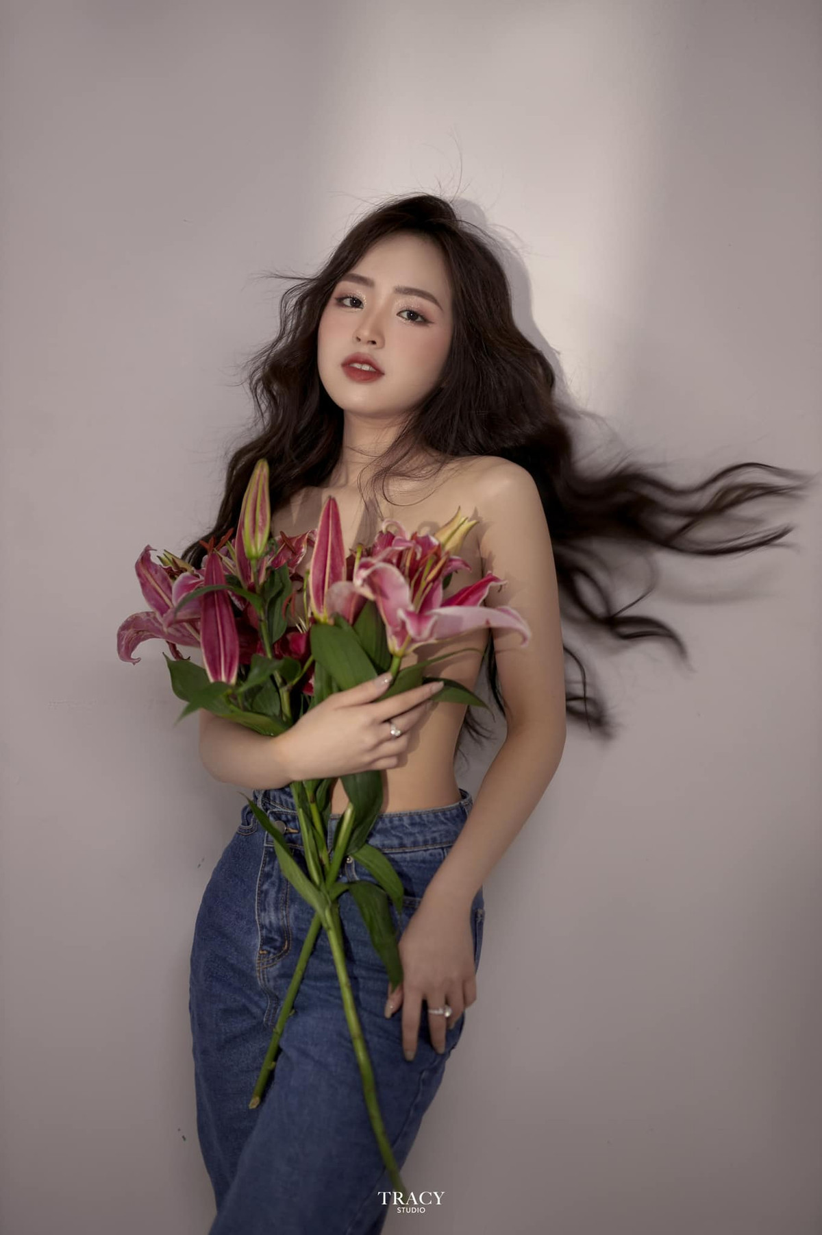 Dù sở hữu chiều cao khiêm tốn nhưng nàng hot girl 9x vẫn chăm diện áo tắm, nội y và những thiết kế "không phòng hộ" lên MXH.