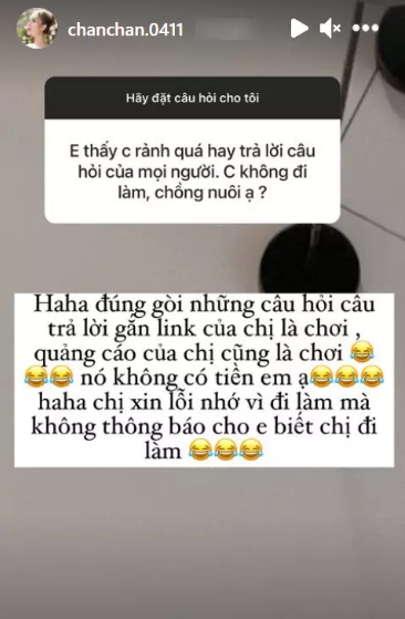 Trước đó Xoài Non từng nhiều lần nhận về những câu hỏi tò mò về cuộc sống hôn nhân của cô. Điển hình Xoài Non được một người đặt câu hỏi: "Em thấy chị rảnh quá hay trả lời câu hỏi của mọi người. Chị không đi làm, chồng nuôi ạ?".