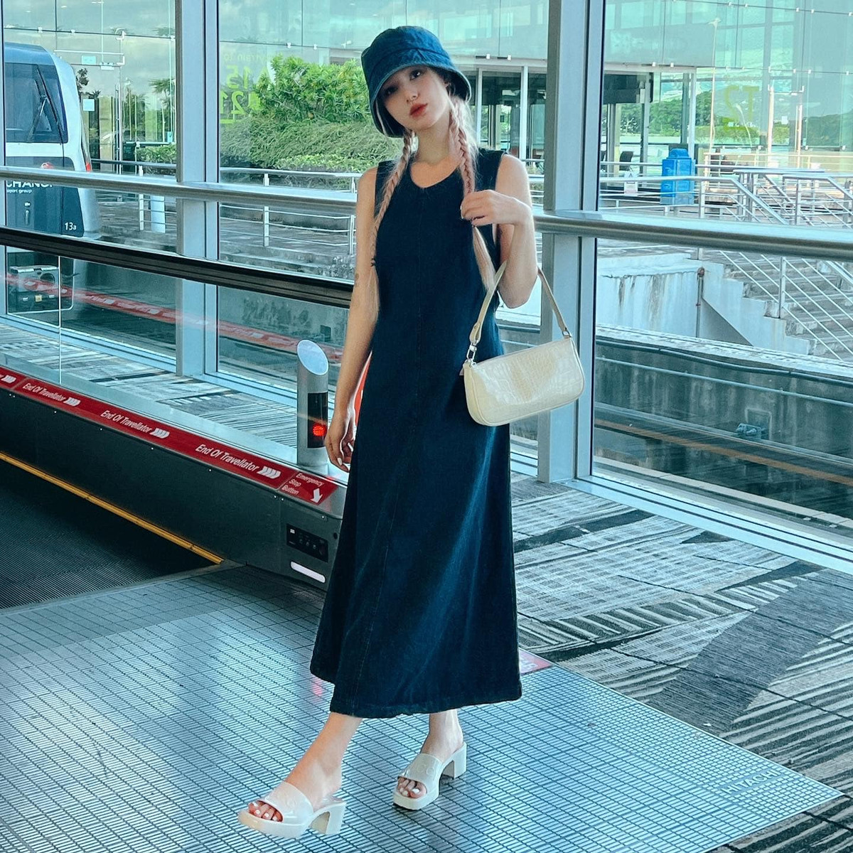 Trước lời lẽ không hay này, Xoài Non lập tức trả đáp trả: "Nhờ tí cái nhan sắc này thì mình đã kiếm được bao nhiêu tiền? Thế cậu đã kiếm được chưa mà ngồi đây chê mình".