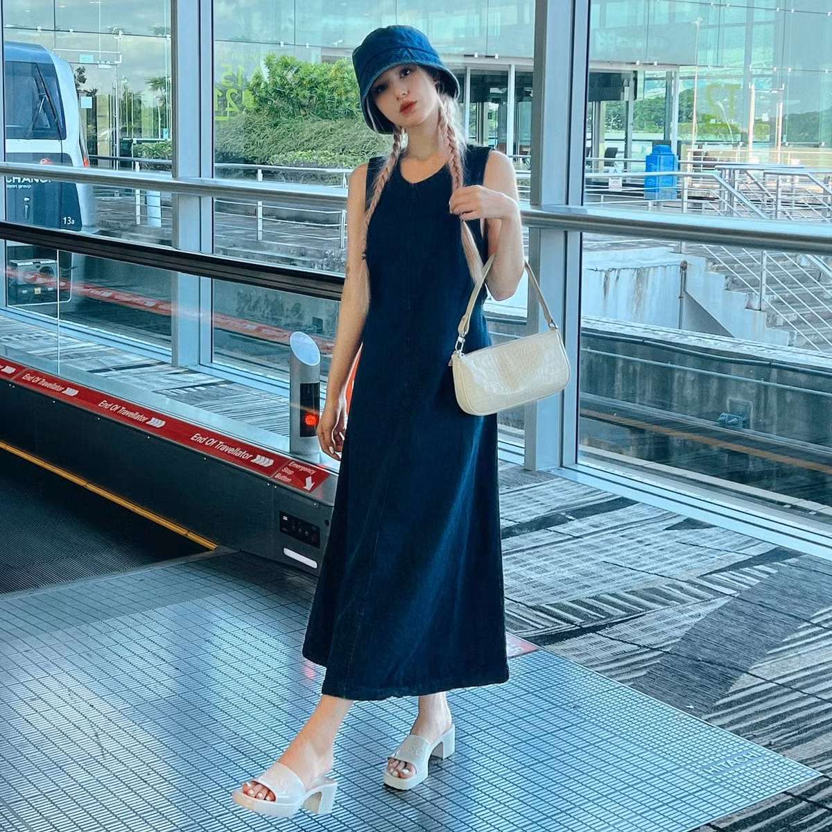 Trước lời lẽ không hay này, Xoài Non lập tức trả đáp trả: "Nhờ tí cái nhan sắc này thì mình đã kiếm được bao nhiêu tiền? Thế cậu đã kiếm được chưa mà ngồi đây chê mình".