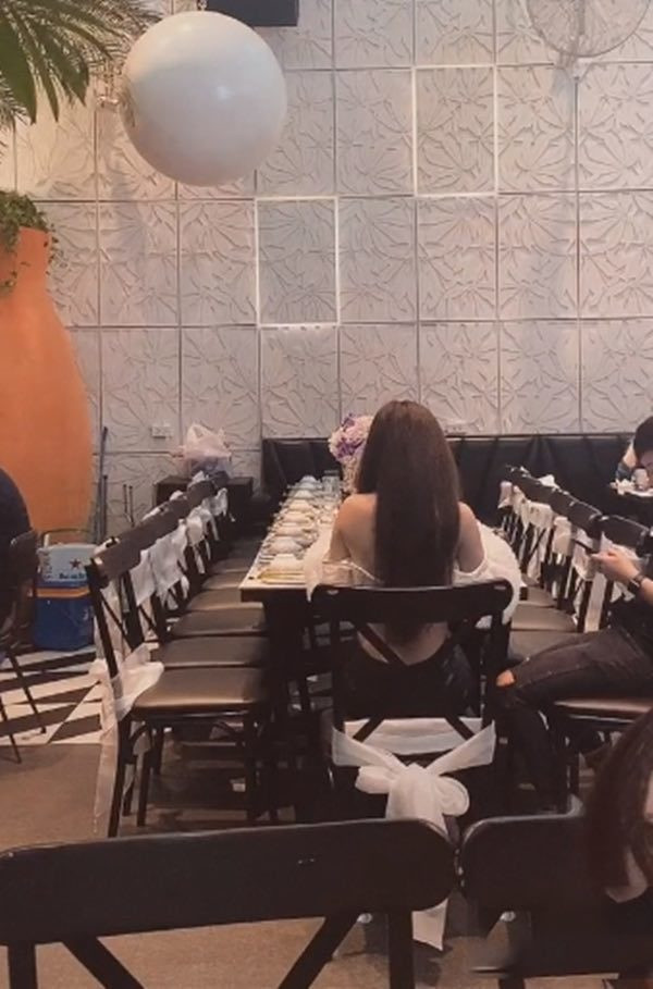 Theo đó, cô gái cho biết mình được bạn thân mời đến sinh nhật. Do là bạn bè chơi lâu năm nên cô cũng đã chuẩn bị một món quà sinh nhật khá lớn. Buổi tiệc sinh nhật rất vui vẻ, mọi người ăn uống thoải mái với nhau.