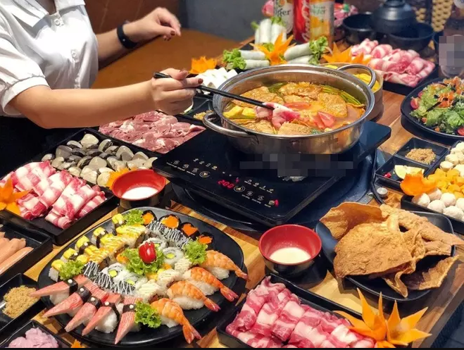 Được biết, chàng trai mất 2 tháng tán tỉnh mới hẹn được bạn gái đi ăn, thế nhưng cô gái lại chọn quán ăn có mức giá gấp đôi, tức 800k/người, bao gồm cả thuế VAT và phí dịch vụ là 900k/người. Sau bữa ăn, tính cả tiền nước hết khoảng hơn 2 triệu.